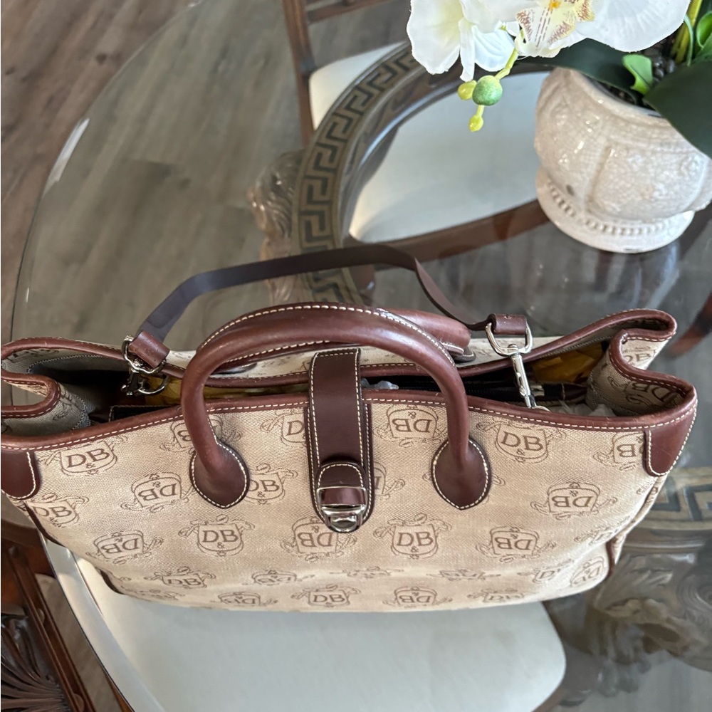🤎🤎DOONEY & BOURKE VINTAGE SIGNATURE TAN CANVAS AND BROWN LEATHER TOTE!🤎🤎 - Picture 5 of 9